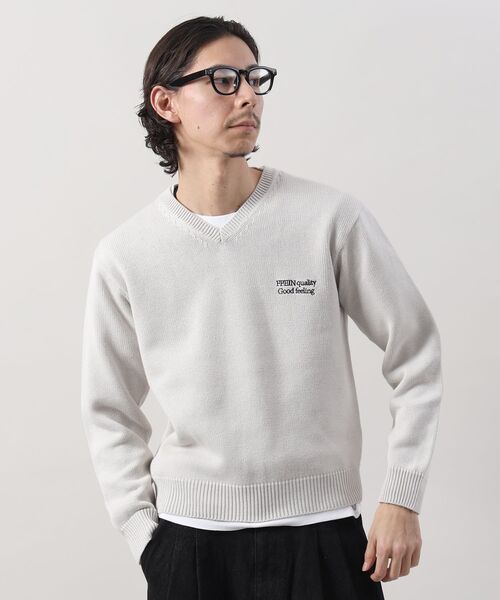 FFEIN(フェイン)の「【FFEIN(フェイン)】ワンポイントロゴVネックニット/ 刺繍 ワンポイント 長袖 綿ニット【短丈】(ニット/セーター・メンズ・ネイビー/イエロー/ブラック/ブルー/ピンク/アイボリー・SMALL/LARGE/MEDIUM)」の14枚目の写真