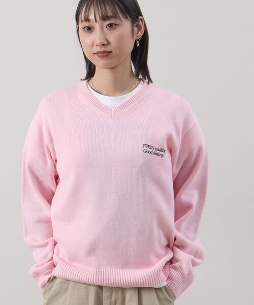 FFEIN(フェイン)の「【FFEIN(フェイン)】ワンポイントロゴVネックニット/ 刺繍 ワンポイント 長袖 綿ニット【短丈】(ニット/セーター・メンズ・ネイビー/イエロー/ブラック/ブルー/ピンク/アイボリー・SMALL/LARGE/MEDIUM)」の15枚目の写真