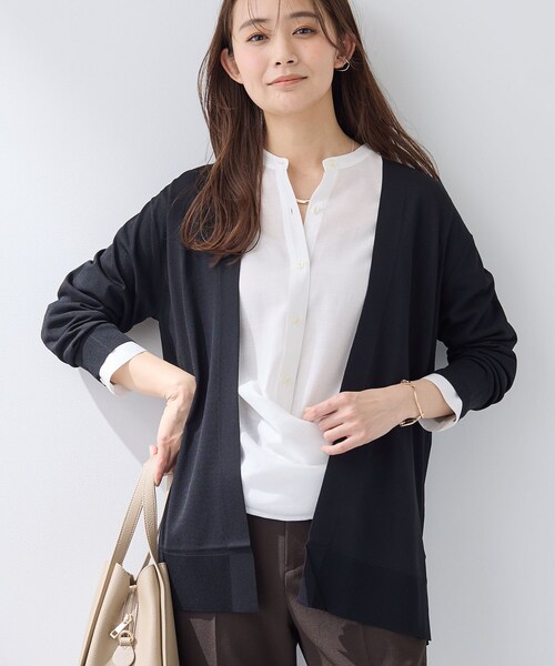 INDIVI（インディヴィ）の「【洗える／上品】きれいめ着流しカーディガンニット（カーディガン/ボレロ・レディース・ライトグレー/ブラック・38/15 /13/05/19/34）」の2枚目の写真