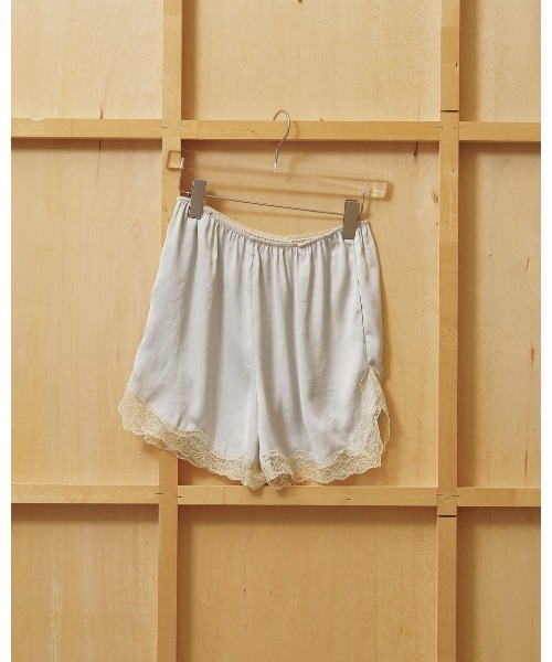TODAYFUL(トゥデイフル)の「Satin Lace Halfpants(その他パンツ・レディース・ミント/ブラック/アイボリー・38inch/36inch)」の4枚目の写真