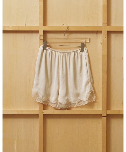 TODAYFUL(トゥデイフル)の「Satin Lace Halfpants(その他パンツ・レディース・ミント/ブラック/アイボリー・38inch/36inch)」の5枚目の写真