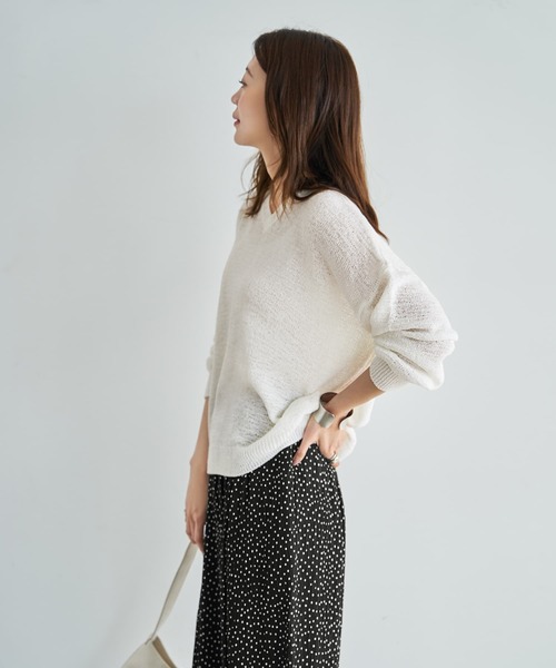 STYLE DELI（スタイルデリ）の「微シアーシャリ感Vネックニット（ニット/セーター・レディース・ライトグレー/オフホワイト・FREE）」の12枚目の写真