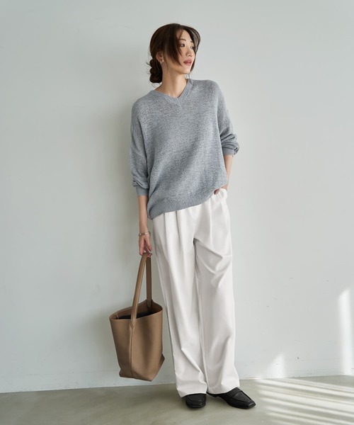 STYLE DELI（スタイルデリ）の「微シアーシャリ感Vネックニット（ニット/セーター・レディース・ライトグレー/オフホワイト・FREE）」の15枚目の写真