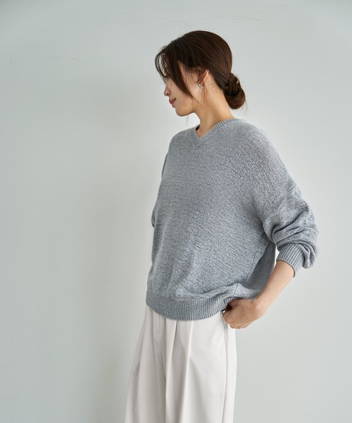 STYLE DELI（スタイルデリ）の「微シアーシャリ感Vネックニット（ニット/セーター・レディース・ライトグレー/オフホワイト・FREE）」の16枚目の写真