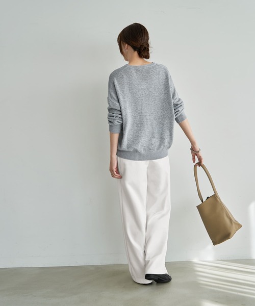 STYLE DELI（スタイルデリ）の「微シアーシャリ感Vネックニット（ニット/セーター・レディース・ライトグレー/オフホワイト・FREE）」の3枚目の写真