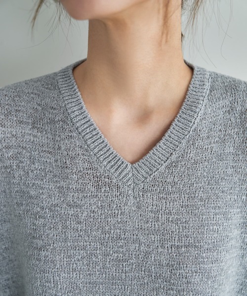 STYLE DELI（スタイルデリ）の「微シアーシャリ感Vネックニット（ニット/セーター・レディース・ライトグレー/オフホワイト・FREE）」の4枚目の写真