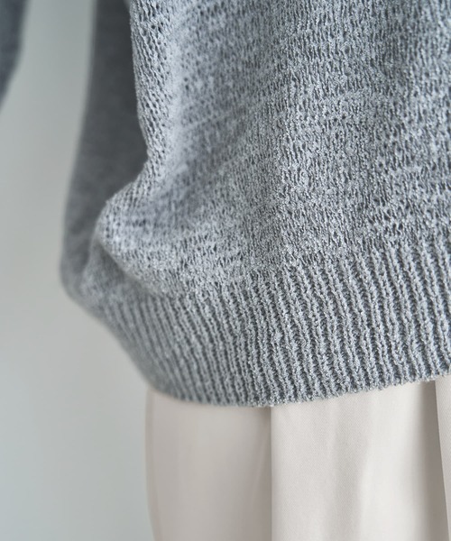 STYLE DELI（スタイルデリ）の「微シアーシャリ感Vネックニット（ニット/セーター・レディース・ライトグレー/オフホワイト・FREE）」の7枚目の写真