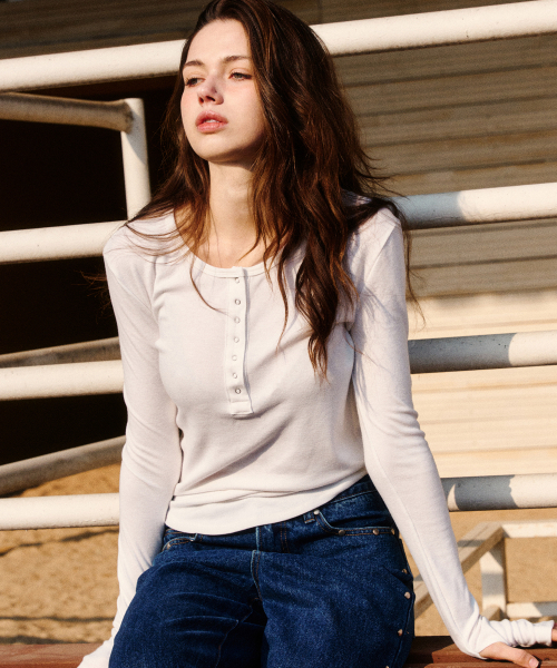 ERER(エルエル)の「Henley Neck Soft T-shirt White(Tシャツ/カットソー・レディース・ホワイト・F)」の1枚目の写真