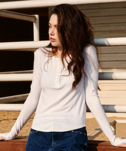 ERER(エルエル)の「Henley Neck Soft T-shirt White(Tシャツ/カットソー・レディース・ホワイト・F)」の4枚目の写真