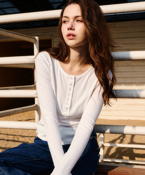 ERER(エルエル)の「Henley Neck Soft T-shirt White(Tシャツ/カットソー・レディース・ホワイト・F)」の5枚目の写真