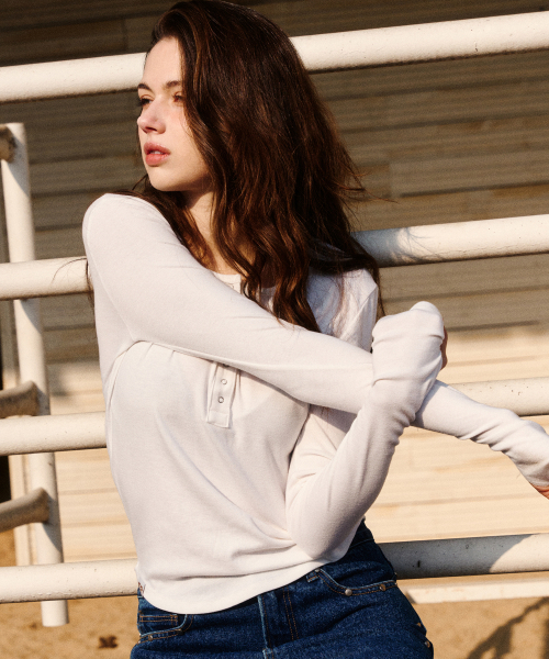 ERER(エルエル)の「Henley Neck Soft T-shirt White(Tシャツ/カットソー・レディース・ホワイト・F)」の6枚目の写真