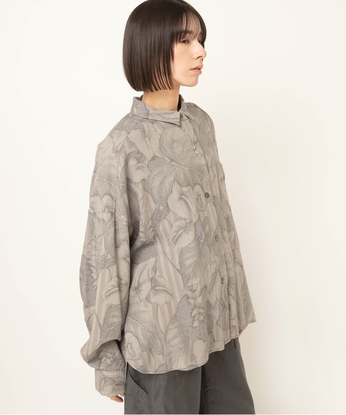 RNA-N(アールエヌエーエヌ)の「B2958 リーフストライプ柄シャツ(シャツ/ブラウス・レディース・ベージュ/ネイビー/グレー・FREE)」の5枚目の写真