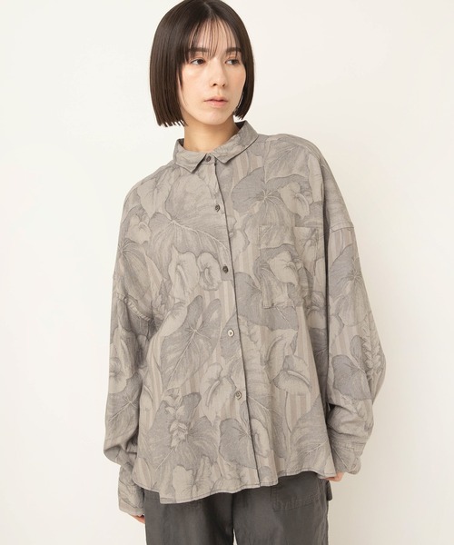 RNA-N(アールエヌエーエヌ)の「B2958 リーフストライプ柄シャツ(シャツ/ブラウス・レディース・ベージュ/ネイビー/グレー・FREE)」の4枚目の写真