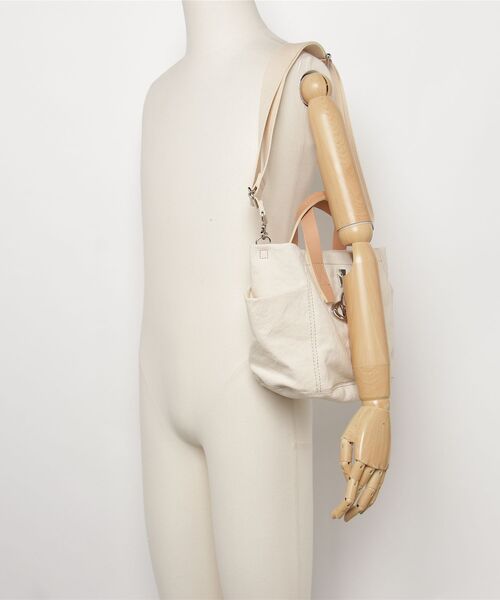 Vivienne Westwood MAN（ヴィヴィアンウエストウッドマン）の「CANVAS HENRY SMALL TOTE（ショルダーバッグ・メンズ・ホワイト・FREE）」の5枚目の写真