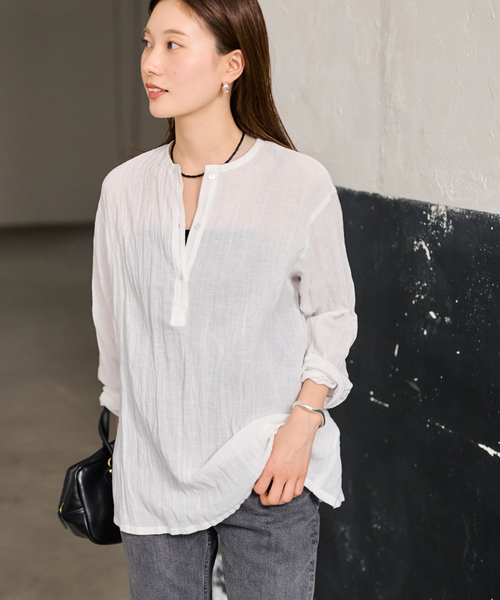 FRAMeWORK（フレームワーク）の「LINENmixクレープヘンリーネックブラウス（シャツ/ブラウス・レディース・ホワイト/ブラック/サックスブルー/ブルー・FREE）」の2枚目の写真