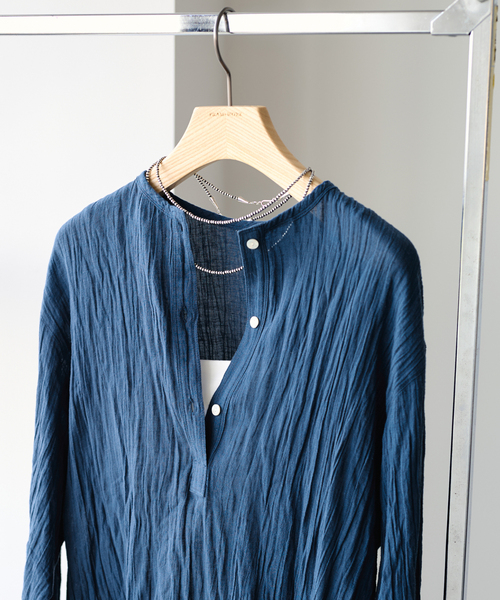 FRAMeWORK（フレームワーク）の「LINENmixクレープヘンリーネックブラウス（シャツ/ブラウス・レディース・ホワイト/ブラック/サックスブルー/ブルー・FREE）」の4枚目の写真