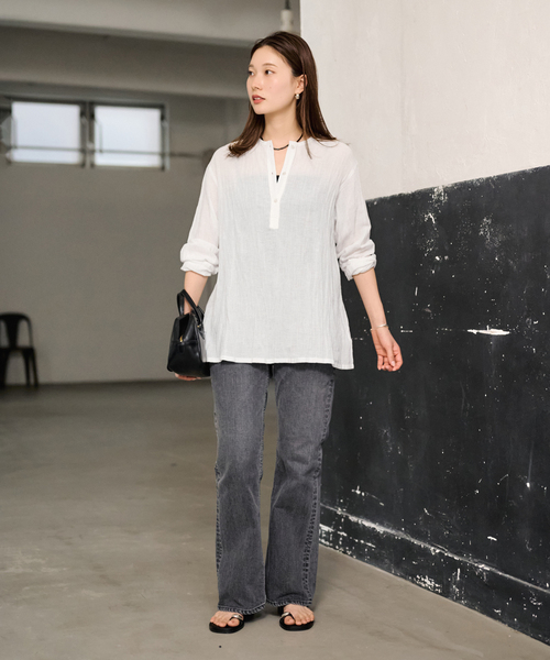 FRAMeWORK（フレームワーク）の「LINENmixクレープヘンリーネックブラウス（シャツ/ブラウス・レディース・ホワイト/ブラック/サックスブルー/ブルー・FREE）」の16枚目の写真