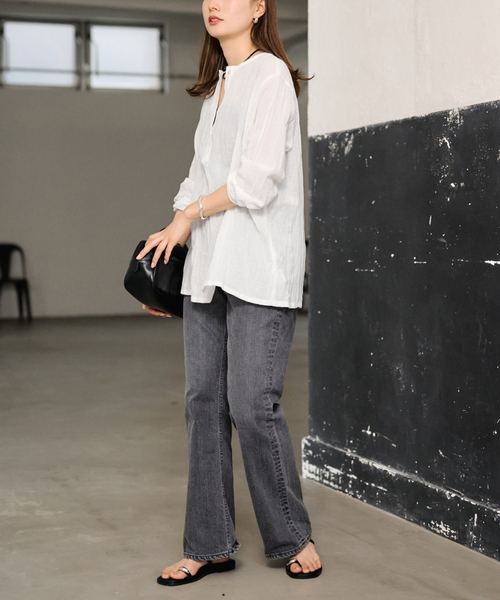 FRAMeWORK（フレームワーク）の「LINENmixクレープヘンリーネックブラウス（シャツ/ブラウス・レディース・ホワイト/ブラック/サックスブルー/ブルー・FREE）」の17枚目の写真