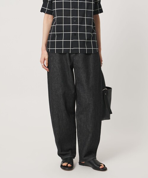 UNITED ARROWS(ユナイテッドアローズ)の「カーブ デニムパンツ(デニムパンツ・レディース・ライトブルー/ダークグレー/コバルトブルー・38/36)」の1枚目の写真