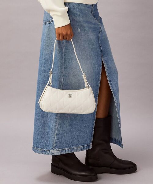 Calvin Klein(カルバン・クライン)の「キルティングスモールショルダーバッグ(ボディバッグ/ウエストポーチ・レディース・ホワイト/ブラック・FREE)」の1枚目の写真