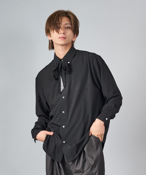 REGIEVO(レジエボ)の「エレガントなリボン付きシャツ(シャツ/ブラウス・メンズ・ブラック/オフホワイト・LARGE/MEDIUM)」の1枚目の写真
