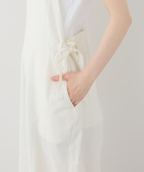SLOBE IENA(スローブイエナ)の「コットンクリンプサロペット(サロペット/オーバーオール・レディース・ベージュ/ホワイト・FREE)」の8枚目の写真
