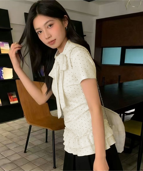 AsheKsha(アシクシャ)の「オフホワイトドットウエスト絞り半袖シャツ(シャツ/ブラウス・レディース・ベージュ・M)」の6枚目の写真