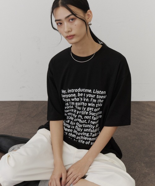 DFFUR.（ディフル）の「ルーズシルエットレタリングTシャツ【ユニセックス】（Tシャツ/カットソー・レディース・オフホワイト/ブラック・FREE）」の3枚目の写真