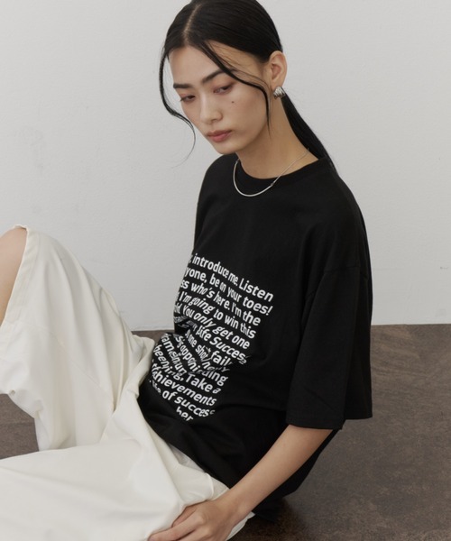 DFFUR.（ディフル）の「ルーズシルエットレタリングTシャツ【ユニセックス】（Tシャツ/カットソー・レディース・オフホワイト/ブラック・FREE）」の4枚目の写真