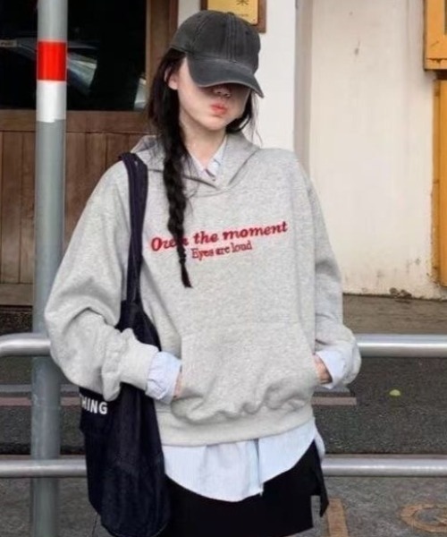 SHERU(シェル)の「レタリング刺繍 ビッグシルエットパーカー フーディー 英字プリント(スウェット・レディース・グレー・M)」の2枚目の写真