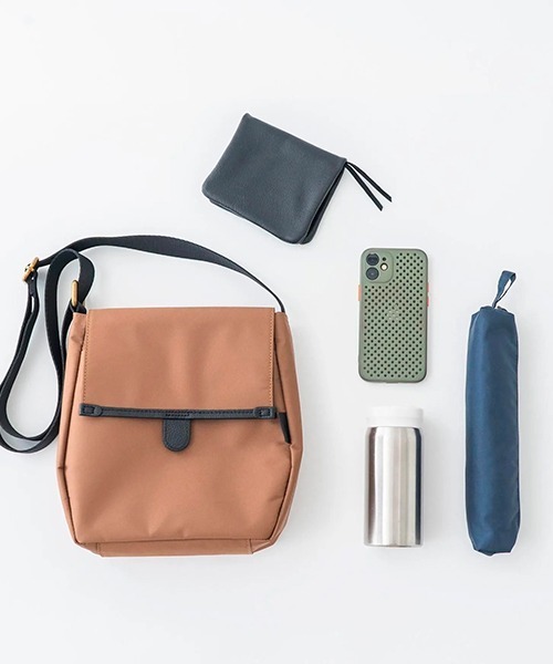 kalsac(カルサック)の「FLAP SHOULDER BATEAU / S(ショルダーバッグ・レディース・ブラック/ブラウン・ONE SIZE)」の2枚目の写真