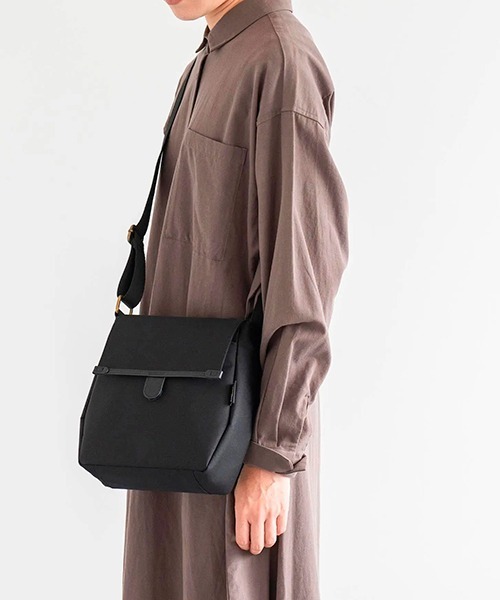 kalsac(カルサック)の「FLAP SHOULDER BATEAU / S(ショルダーバッグ・レディース・ブラック/ブラウン・ONE SIZE)」の4枚目の写真
