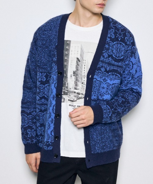 AZUL by moussy(アズールバイマウジー)の「ペイズリー柄ニットカーディガン 秋服 冬服 総柄 羽織 長袖(ニット/セーター・メンズ・ブラウン/ブラック/ネイビー・MEDIUM/LARGE)」の3枚目の写真