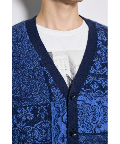 AZUL by moussy(アズールバイマウジー)の「ペイズリー柄ニットカーディガン 秋服 冬服 総柄 羽織 長袖(ニット/セーター・メンズ・ブラウン/ブラック/ネイビー・MEDIUM/LARGE)」の15枚目の写真