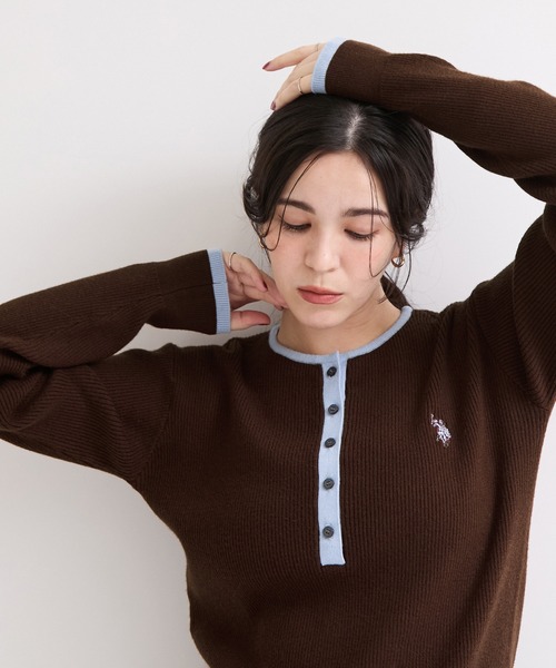 U.S. POLO ASSN.(ユーエスポロアッスン)の「【U.S. POLO ASSN. 】別注/配色ヘンリーニット(ニット/セーター・レディース・ブラウン/ネイビー/グレー・FREE)」の2枚目の写真