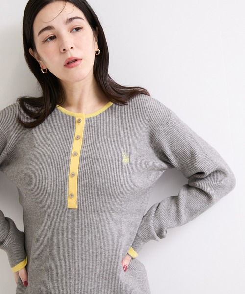 U.S. POLO ASSN.(ユーエスポロアッスン)の「【U.S. POLO ASSN. 】別注/配色ヘンリーニット(ニット/セーター・レディース・ブラウン/ネイビー/グレー・FREE)」の1枚目の写真