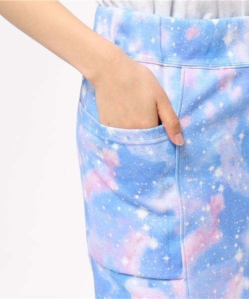 X-girl（エックスガール）の「RAINBOW DUST PENCIL SKIRT /タイダイ/総柄/パステルカラー/レインボー/スウェットスカート（スカート・レディース・ブルー・1/2）」の7枚目の写真