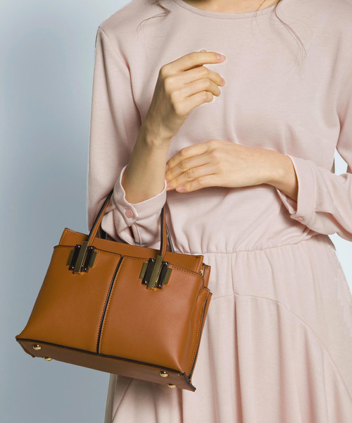 PLAIN CLOTHING（プレーンクロージング）の「フェイクレザーハンドバッグ/ショルダーバッグ【PLAIN CLOTHING】（ショルダーバッグ・レディース・レッド/キャメル/グレー/ネイビー/ブラック・FREE）」の4枚目の写真