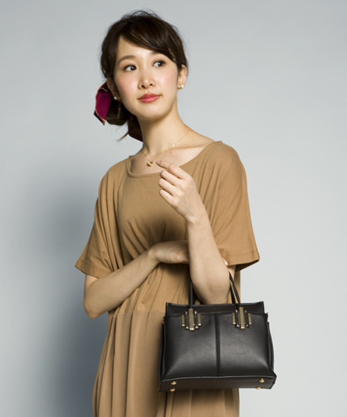 PLAIN CLOTHING（プレーンクロージング）の「フェイクレザーハンドバッグ/ショルダーバッグ【PLAIN CLOTHING】（ショルダーバッグ・レディース・レッド/キャメル/グレー/ネイビー/ブラック・FREE）」の2枚目の写真