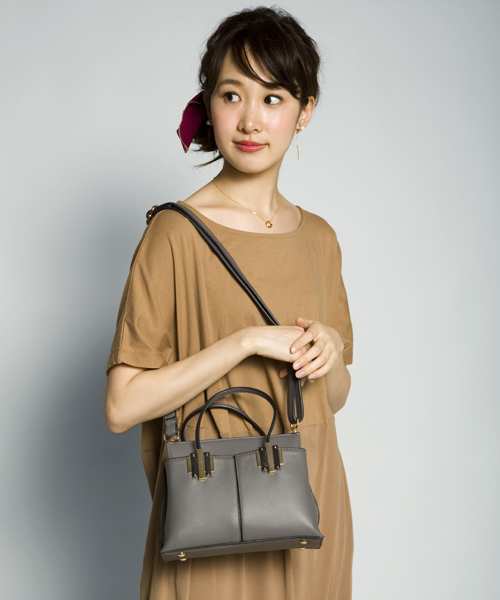 PLAIN CLOTHING（プレーンクロージング）の「フェイクレザーハンドバッグ/ショルダーバッグ【PLAIN CLOTHING】（ショルダーバッグ・レディース・レッド/キャメル/グレー/ネイビー/ブラック・FREE）」の13枚目の写真