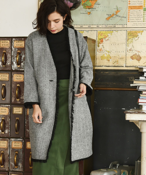 Luz Llena（ラズレナ）の「ヘリンボーンツイード・フリンジノーカラーコート（ノーカラージャケット・レディース・ホワイト/ブラック・MEDIUM）」の4枚目の写真