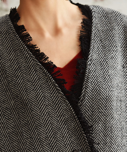 Luz Llena（ラズレナ）の「ヘリンボーンツイード・フリンジノーカラーコート（ノーカラージャケット・レディース・ホワイト/ブラック・MEDIUM）」の8枚目の写真
