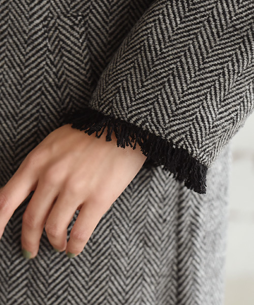 Luz Llena（ラズレナ）の「ヘリンボーンツイード・フリンジノーカラーコート（ノーカラージャケット・レディース・ホワイト/ブラック・MEDIUM）」の10枚目の写真