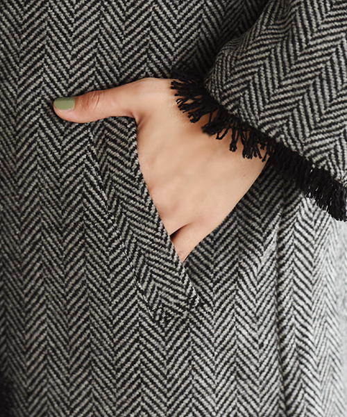 Luz Llena（ラズレナ）の「ヘリンボーンツイード・フリンジノーカラーコート（ノーカラージャケット・レディース・ホワイト/ブラック・MEDIUM）」の11枚目の写真