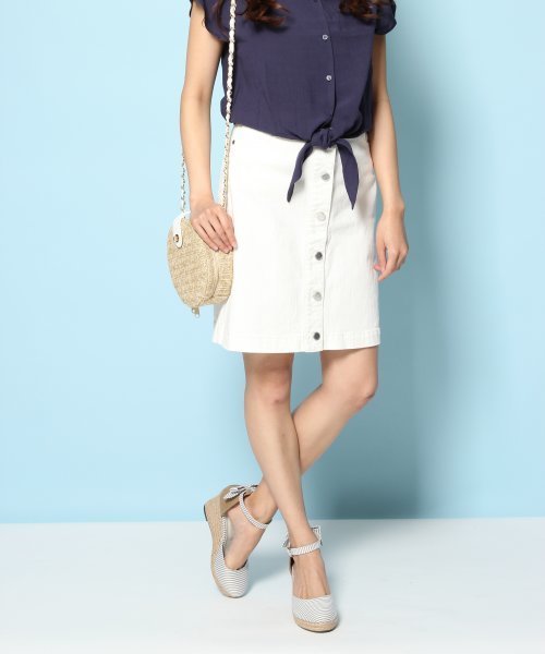 Heather(ヘザー)の「デニムフロントボタンスカート 545630(スカート・レディース・アイボリー/ライトブルー/ヘザ-グレー・SMALL/MEDIUM)」の2枚目の写真