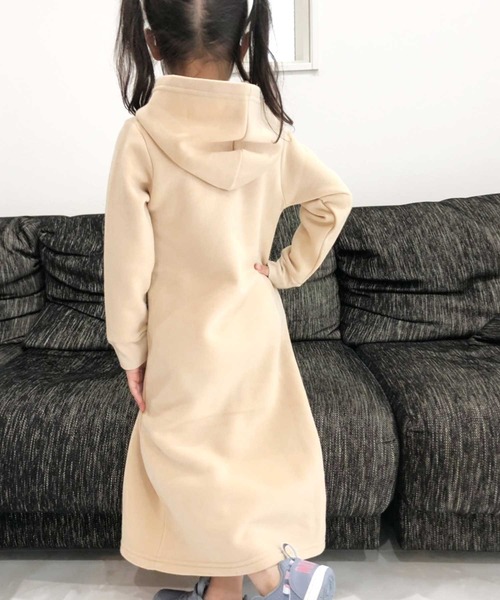 THE CASUAL(カジュアル)の「パイル起毛マキシパーカーワンピース キッズ(ワンピース・キッズ・ブラック/ベージュ/ピンク/杢グレー/ヘザーチャコール・110/120/130/140/150/160)」の10枚目の写真