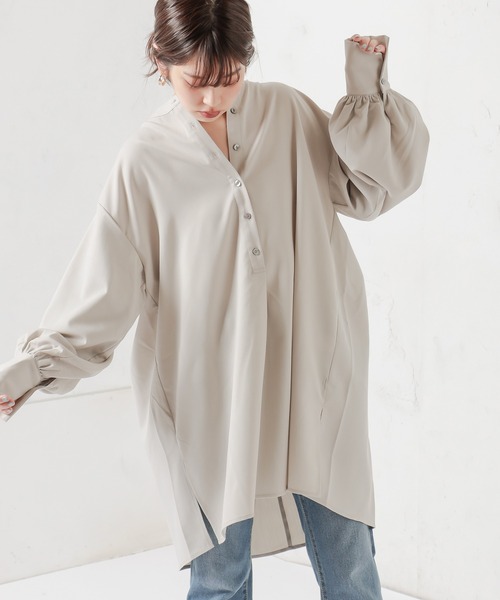 natural couture(ナチュラルクチュール)の「バンドカラーギャザースリーブシャツ(シャツ/ブラウス・レディース・オフホワイト/グリーン系その他/グレイッシュベージュ・FREE)」の2枚目の写真