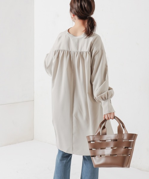 natural couture(ナチュラルクチュール)の「バンドカラーギャザースリーブシャツ(シャツ/ブラウス・レディース・オフホワイト/グリーン系その他/グレイッシュベージュ・FREE)」の15枚目の写真