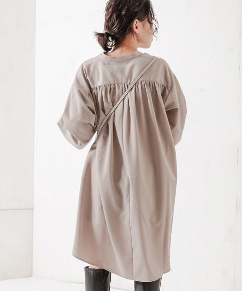 natural couture(ナチュラルクチュール)の「バンドカラーギャザースリーブシャツ(シャツ/ブラウス・レディース・オフホワイト/グリーン系その他/グレイッシュベージュ・FREE)」の13枚目の写真