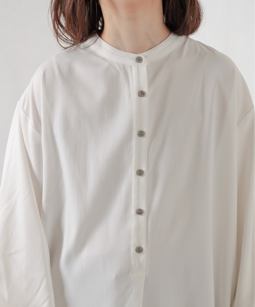 natural couture(ナチュラルクチュール)の「バンドカラーギャザースリーブシャツ(シャツ/ブラウス・レディース・オフホワイト/グリーン系その他/グレイッシュベージュ・FREE)」の21枚目の写真